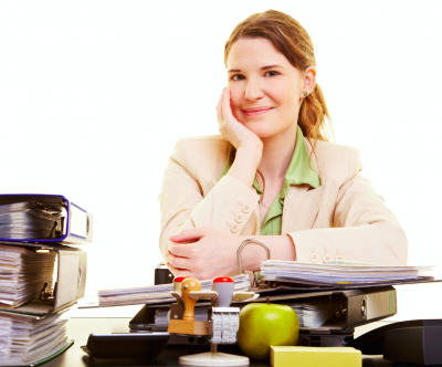Kvinde sidder med ringbinde foran sig, hvori hun har nyttige notater omkring ledelse afg sig selv og motivation af medarbejdere 
