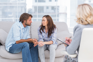 Kommunikationsproblemer i et parforhold har forsaget problemer i lang tid og derfor har et par opsøgt professionel behandling hos en terapeut 