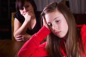 Mor er frustreret over at hendes teenagedatter er besværlig, fordi hun gennemgår nogle personlige problemer som hun er fastlåst i
